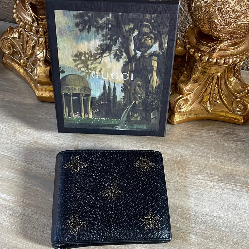 Gucci bi fold Wallet. Pebble grain and gold embossed bees with Box . Authentic.